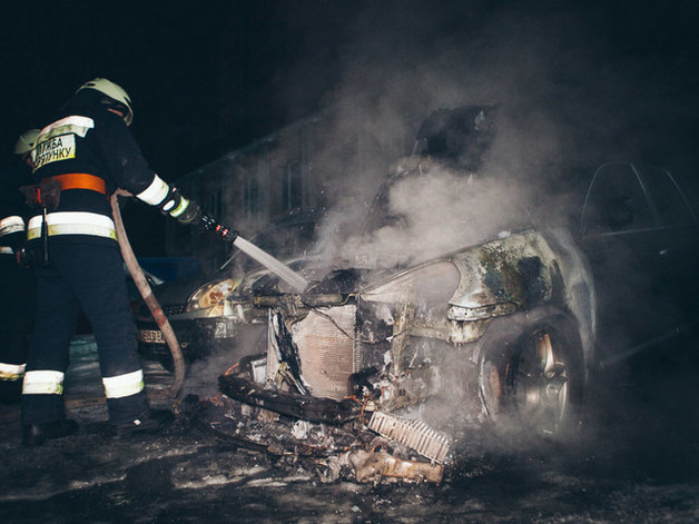 В Днепре на парковке вспыхнул Porsche Cayenne: на место прибыли две бригады спасателей