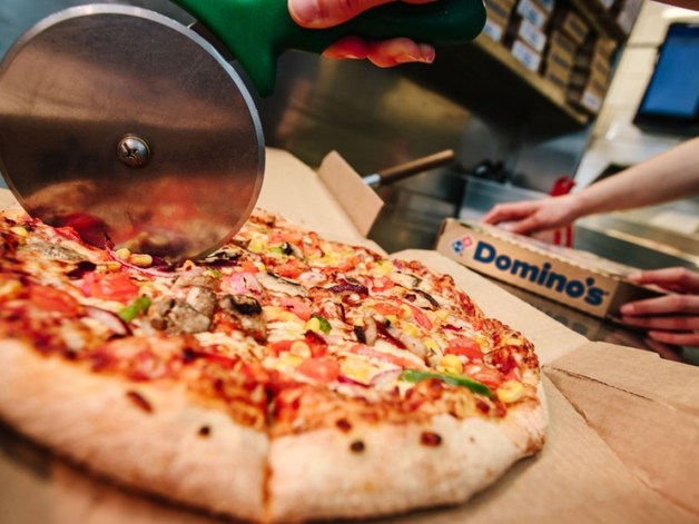 Отвратительно: Крысы ползали в витрине пиццерии Domino’s на глазах сотен прохожих