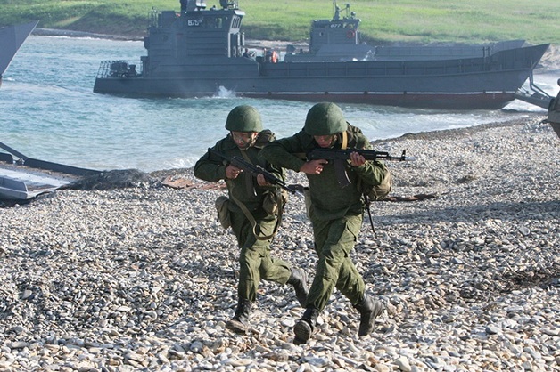 Двое срочников попали под обстрел во время учений в Приморье, один из них погиб