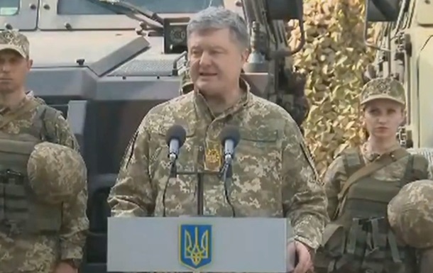 Видео дня: Во время речи Порошенко в Авдеевке военнослужащая рядом с ним потеряла сознание