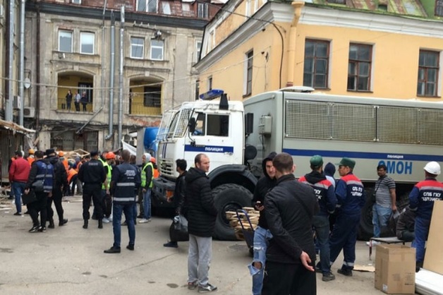 Чиновники с помощью ОМОН изъяли у нелегальных торговцев в Петербурге весь товар