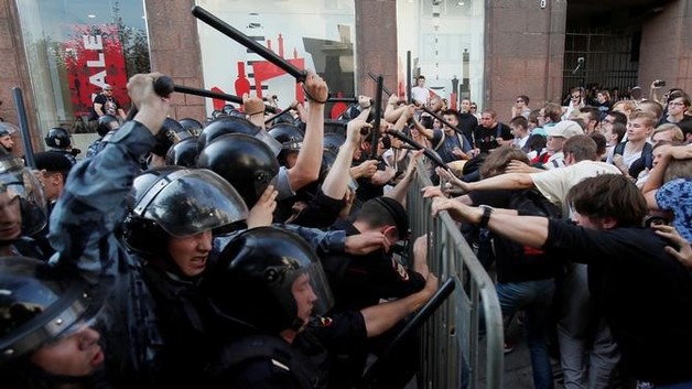 На мужчину, запустившего в росгвардейца мусоркой на митинге 27 июля, возбудили уголовное дело