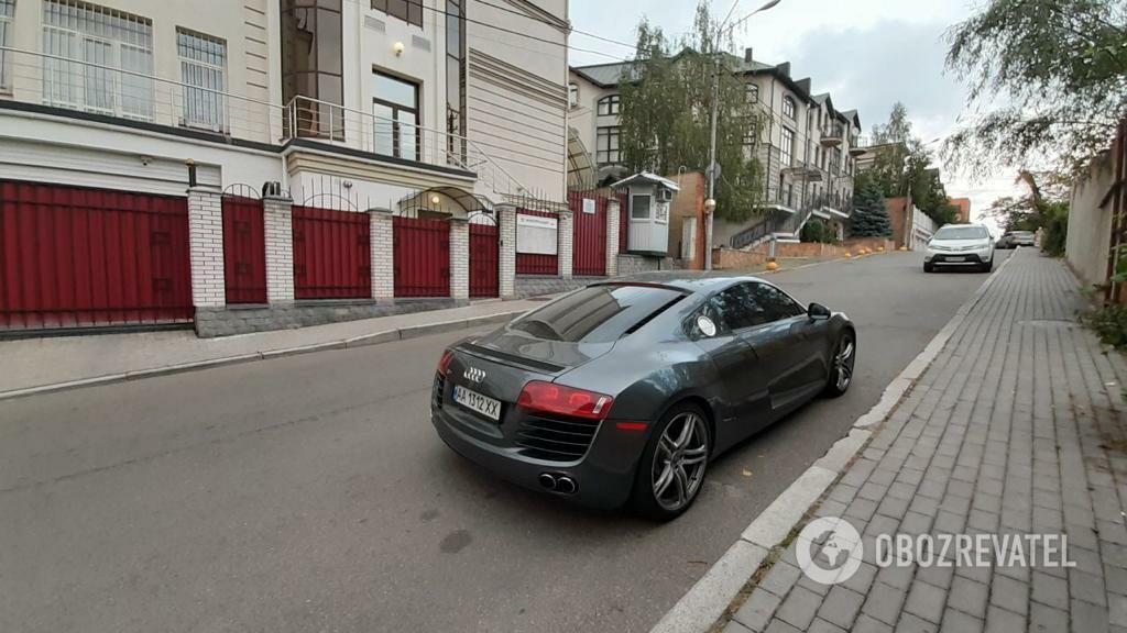 Audi R8 у российского консульства qhditeidqhierglv