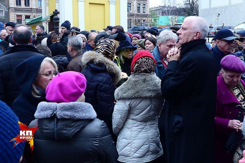 Проститься с писателем пришли сотни неравнодушных рижан. ФОТО Олег СТЕПНОВ 