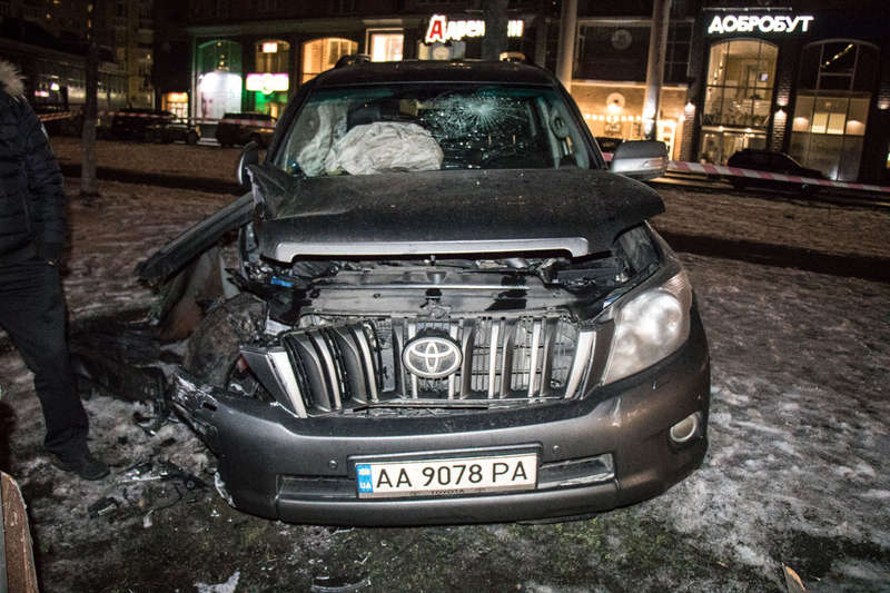 Автомобиль развернуло при ударе