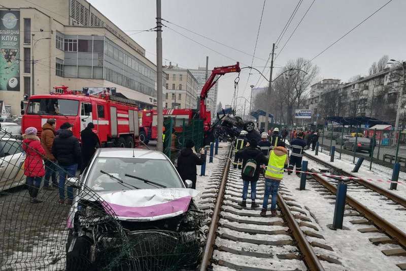 По словам очевидцев, водитель-иностранец за рулем Mercedes был пьян qtrideuiqqrihxglv