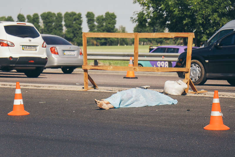 Мужчина средних лет перебегал дорогу в неположенном месте Мужчина средних лет перебегал дорогу в неположенном месте