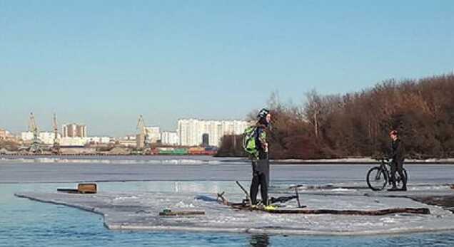 Российских велосипедистов спасли с отколовшейся льдины на Москве-реке