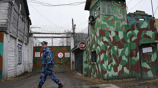 Пожар в уральском поселке уничтожил колонию и дома ее сотрудников