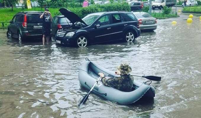 В Москве из-за сильного ливня житель выплыл на дорогу на лодке