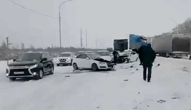 На въезде в Екатеринбург образовалась пробка из-за массового столкновения