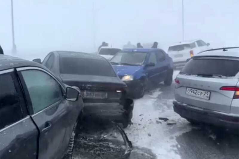 В Северодвинске из-за неблагоприятных погодных условий произошло столкновение более чем 15 автомобилей