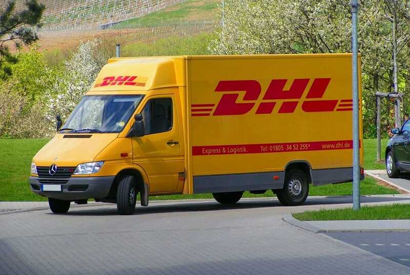 DHL временно приостанавливает отправку товаров в США