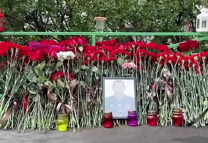Жители Балашихи принесли множество цветов к месту, где был убит генерал-лейтенант Вооружённых сил РФ Ярослав Москалик