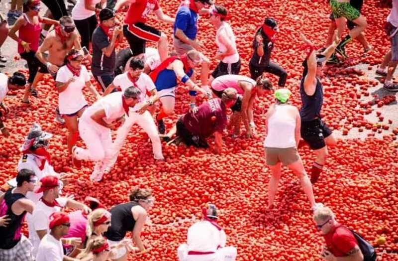 Испанцы закидали друг друга помидорами на ежегодном фестивале La Tomatina