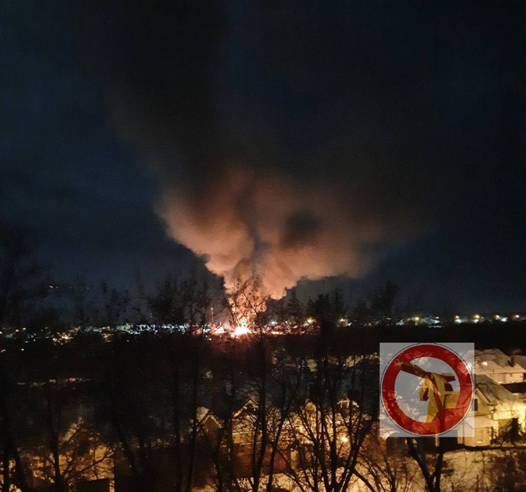 На площади 100 квадратных метров горит дом qqeiqxqiqxkiqrkvls